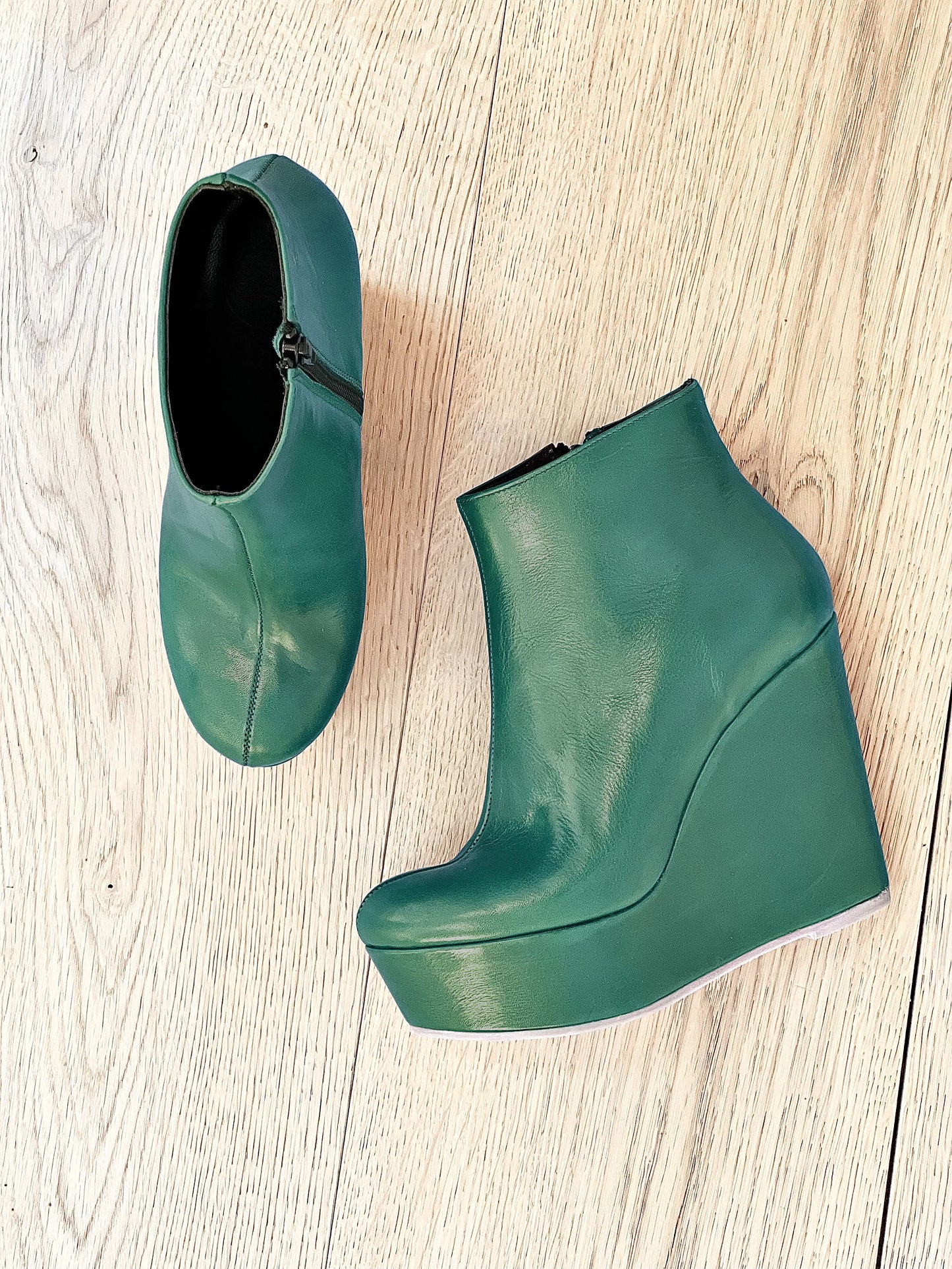 حذاء جلد أخضر
