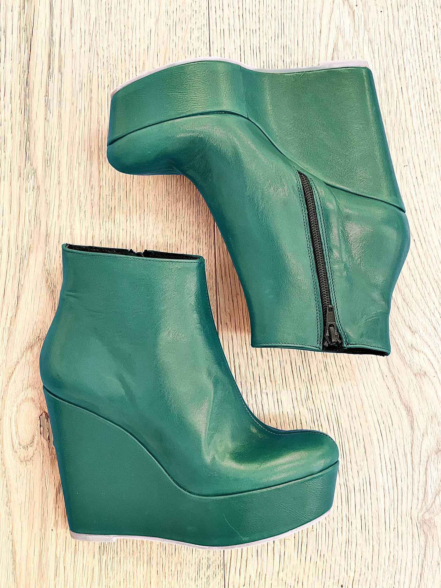حذاء جلد أخضر